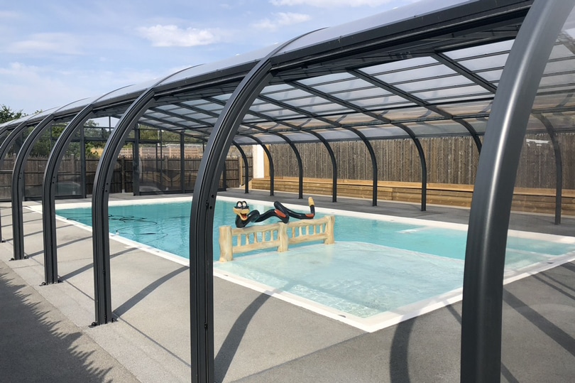 piscine chenes verts couverte